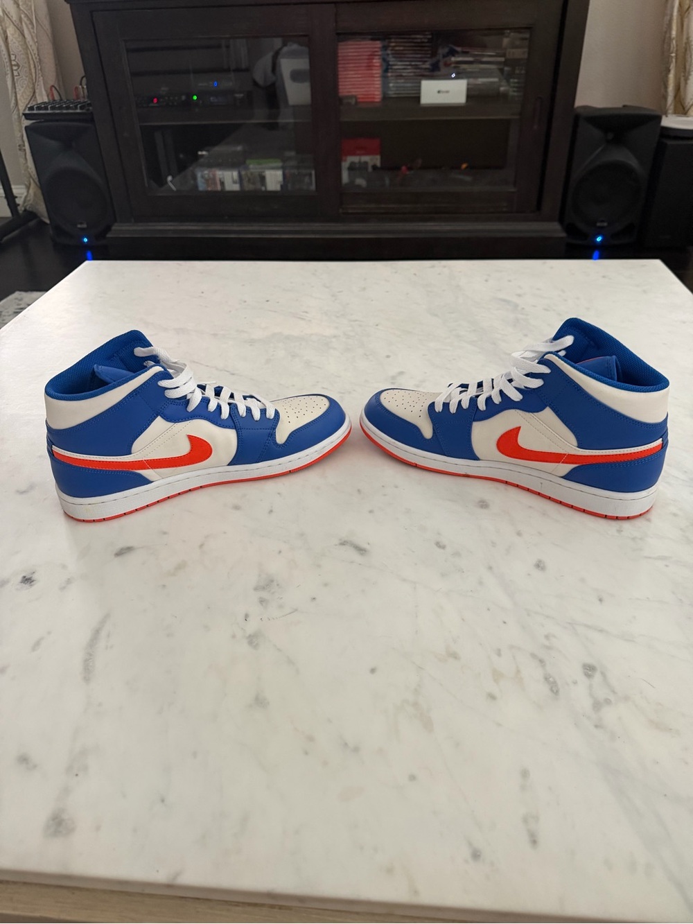 Knicks Color way Nike Air Jordan 1 Mid - Blue White Orange - Picture 4 of 10